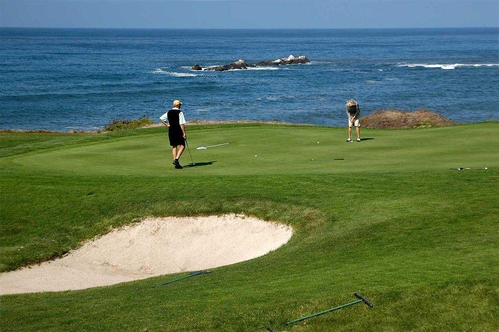 Enjoy Coquimbo Hotel Buitenkant foto Golfers at the 7th green