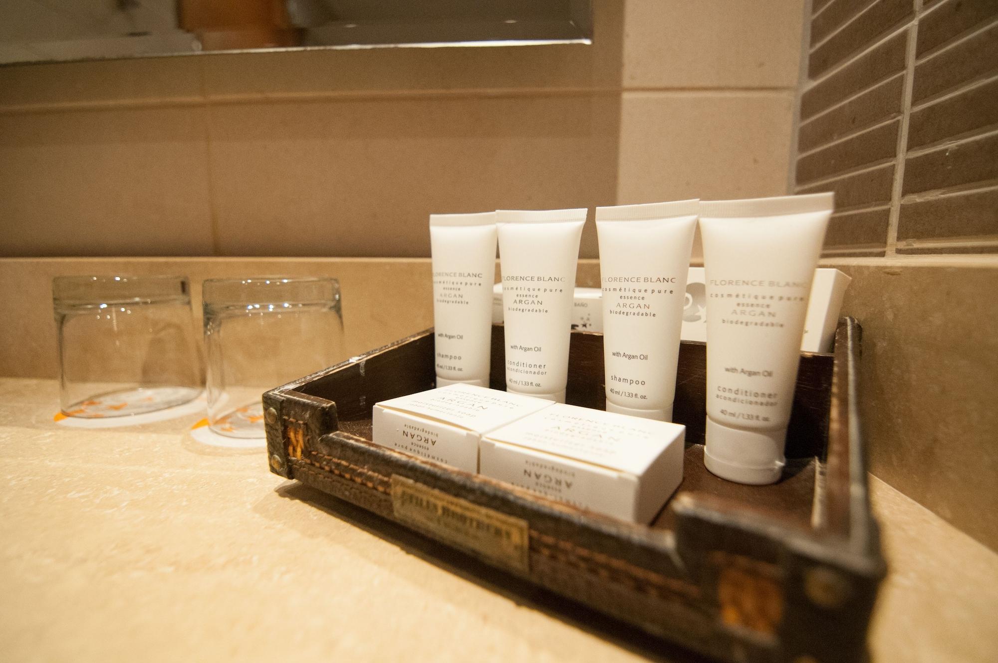 Enjoy Coquimbo Hotel Buitenkant foto A selection of toiletries in a hotel bathroom