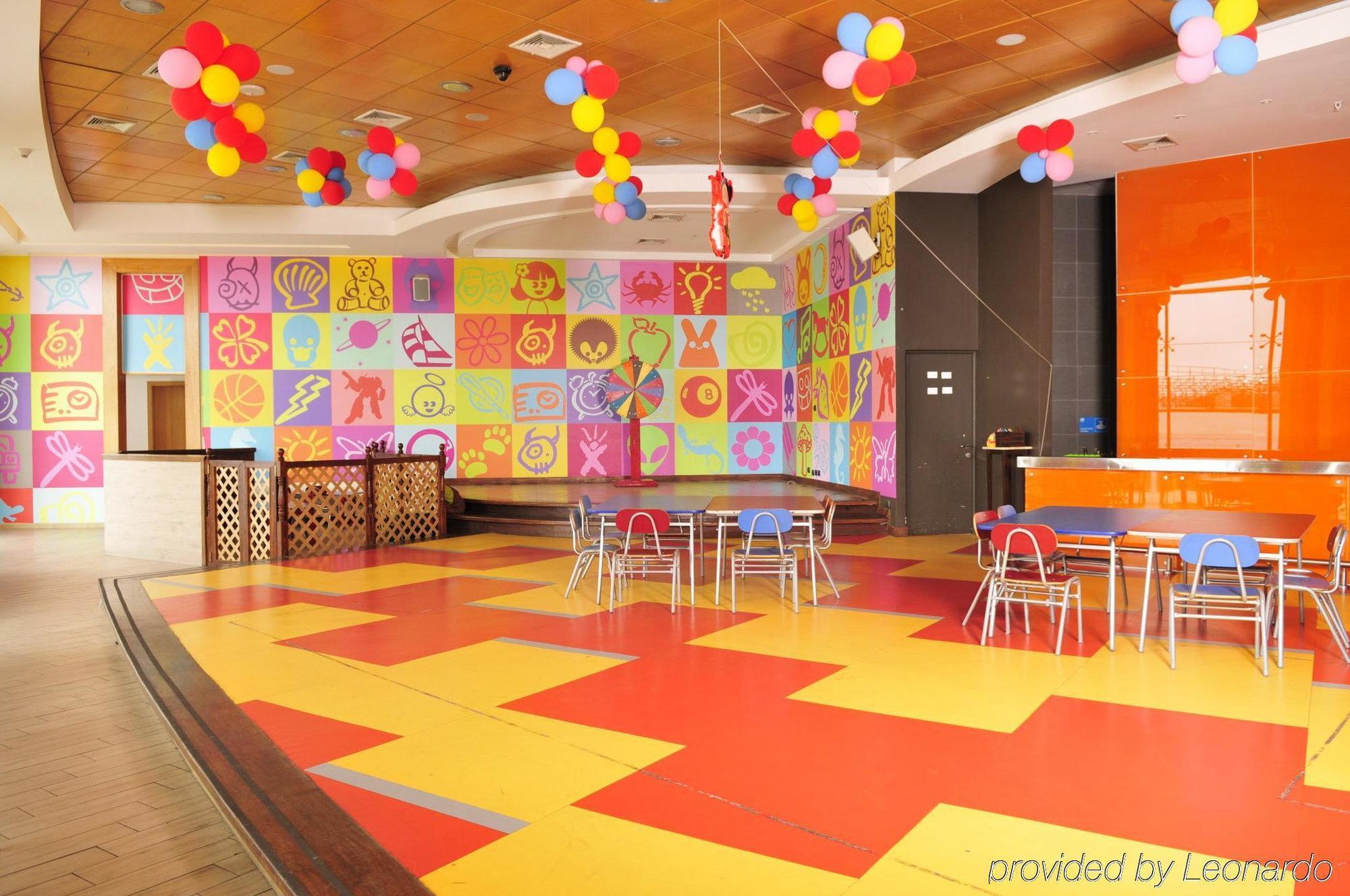Enjoy Coquimbo Hotel Restaurant foto The interior of a McDonald's PlayPlace