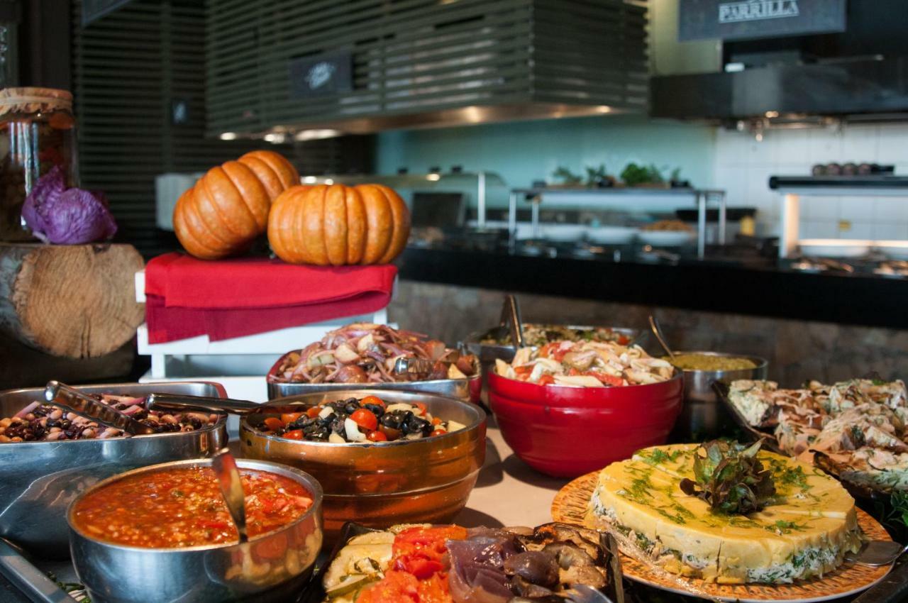 Enjoy Coquimbo Hotel Buitenkant foto A buffet at a restaurant